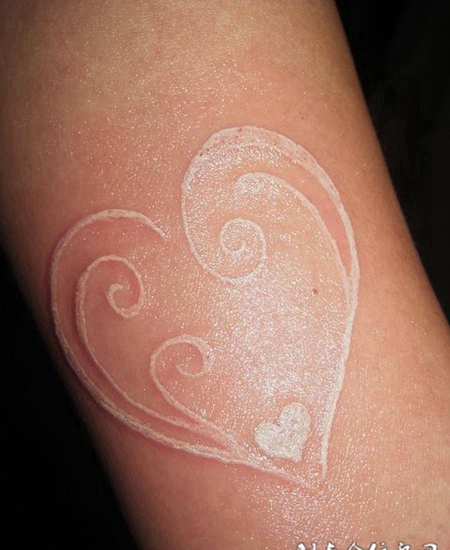 手臂上心形图案鸽子血纹身作品