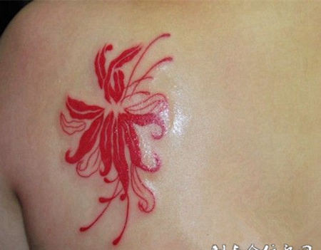 女生性感背部彼岸花纹身图案精选