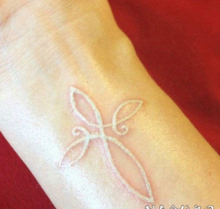 手腕上简单的十字图案鸽子血纹身