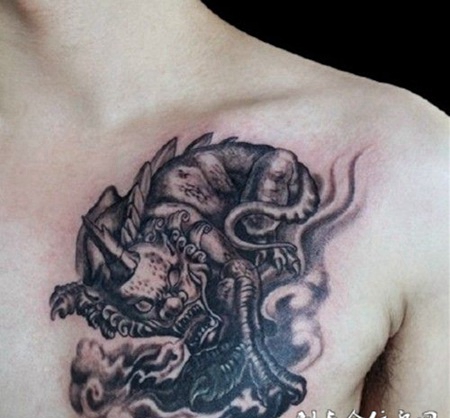 男生胸前霸气貔貅纹身作品图片