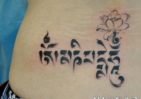女生后腰个性莲花藏文纹身作品