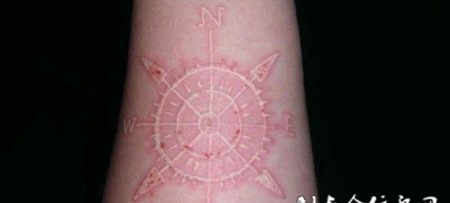 手臂上的指南针鸽子血纹身作品欣赏