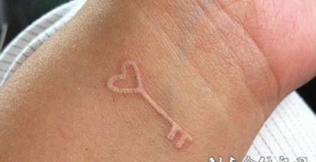 手腕鸽子血纹身心形钥匙图案