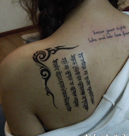 美女背部的精美藏文纹身图案