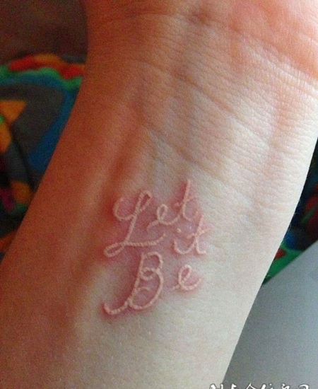 手腕上的简单英文鸽子血纹身图案