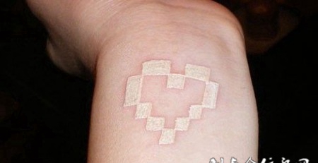 手腕上个性心形鸽子血纹身图案