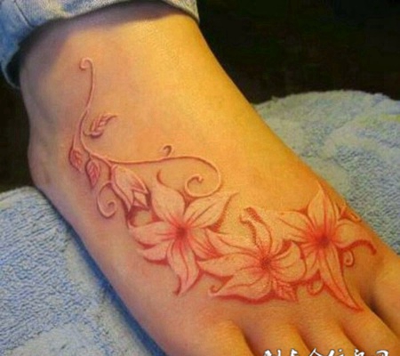 脚上的鸽子血花卉纹身图案
