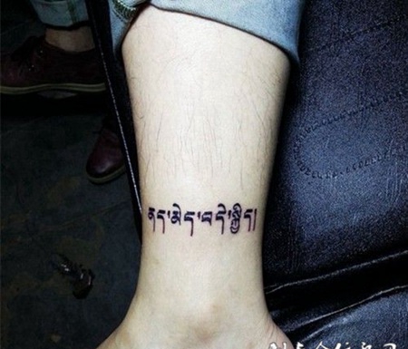 男士脚踝边藏文字符纹身图案