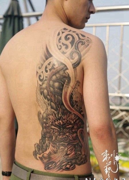 男性霸气背部貔貅纹身图案