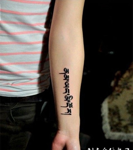 男士手臂藏文纹身作品图片欣赏