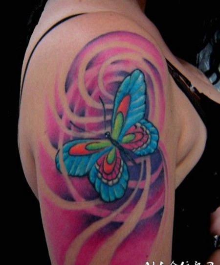 女生手臂上彩色的蝴蝶纹身图案