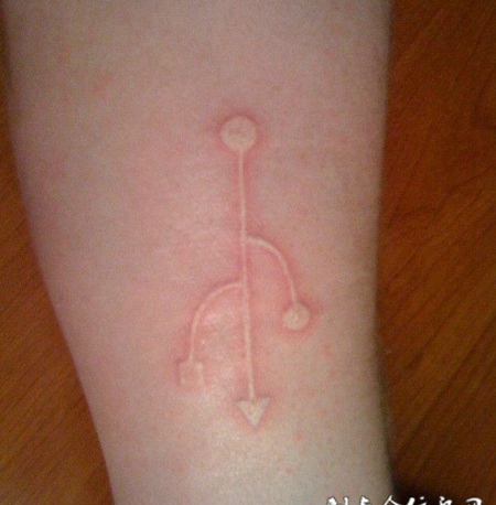 手臂上的USB标志个性鸽子血纹身图案