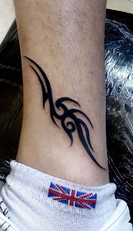 脚踝上的抽象图腾纹身图案