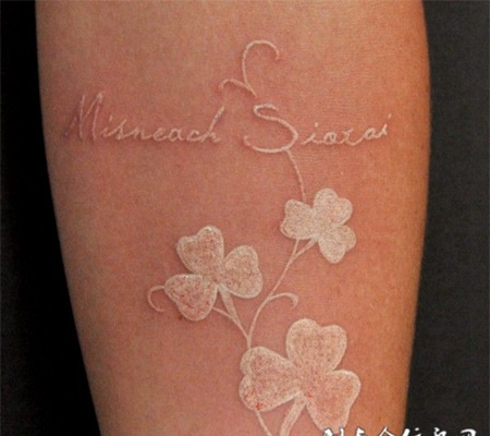 三叶幸运草手臂鸽子血纹身图案