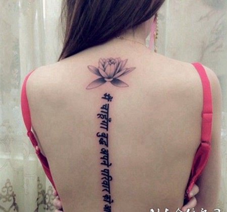 女生后背上唯美的花与藏文纹身图案