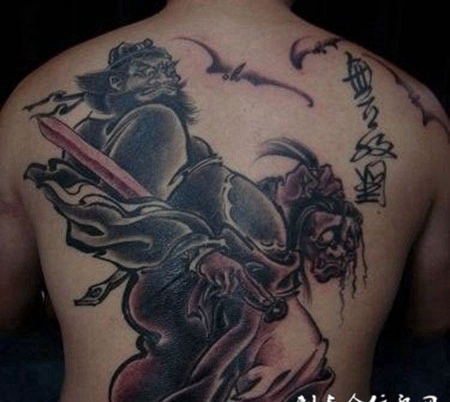 水墨画风格的霸气钟馗满背纹身