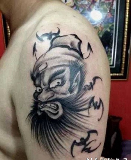 男人手臂上霸气的钟馗纹身图片