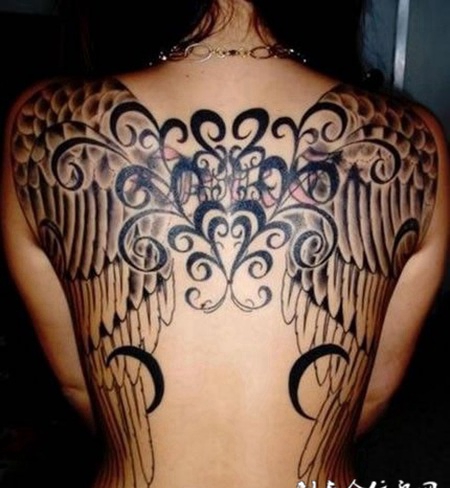 欧美女生后背翅膀图腾纹身图片欣赏