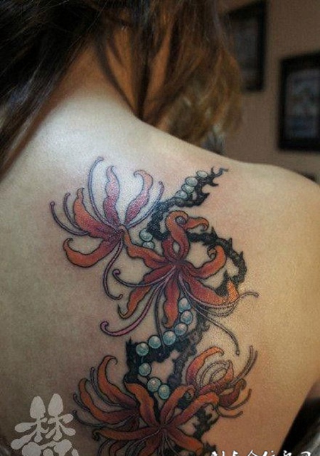 女生背部新款彼岸花纹身图案大全