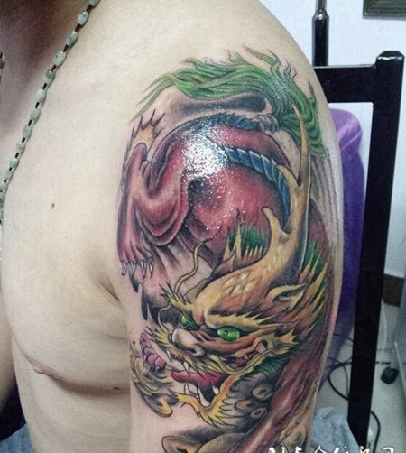 男人手臂大气彩色貔貅纹身图案