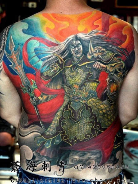 男生背部二郎神纹身图片欣赏