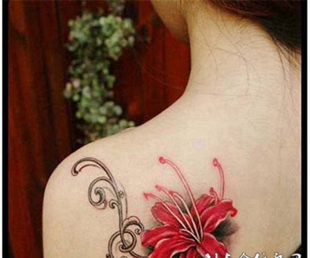 女生肩部彼岸花纹身图案大全