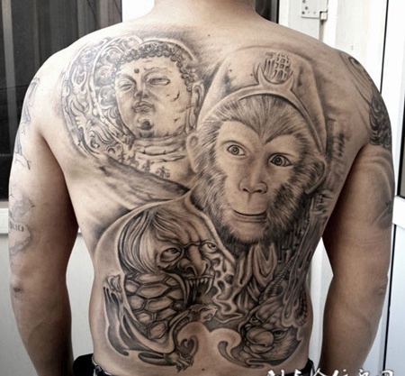 男生霸气斗战胜佛后背纹身图片