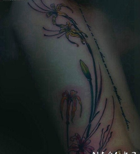 女生侧腰彼岸花纹身图片时尚前卫