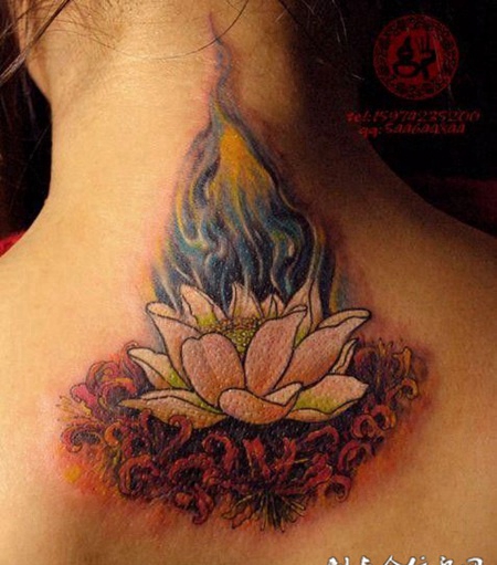 女生背部新款彼岸花纹身图案经典时尚