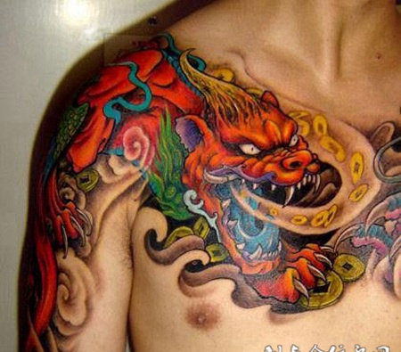 男人大气半甲貔貅纹身图案