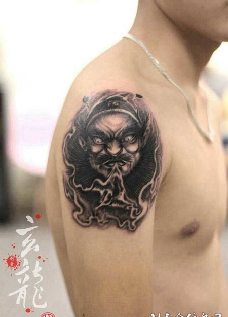 男人手臂上独特的钟馗纹身图案