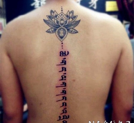 帅气的男士背部藏文纹身照片