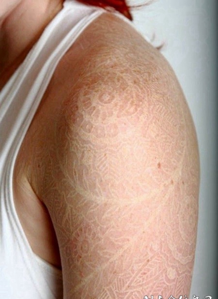 非常漂亮的手臂鸽子血花纹纹身