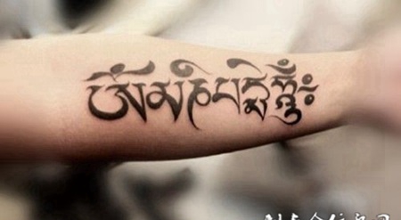 手臂上精美的藏文纹身作品欣赏