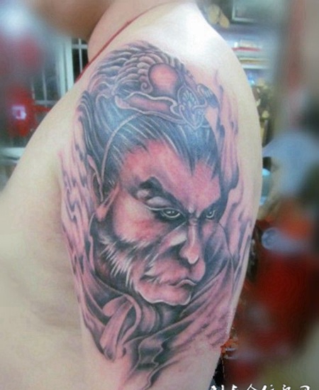 男生手臂彩色斗战胜佛纹身图片