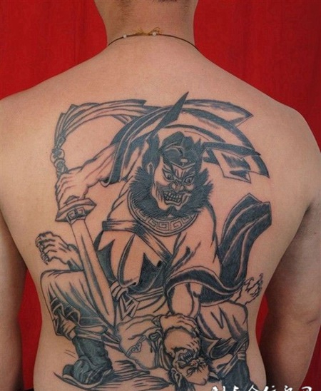 满背钟馗捉鬼黑白纹身作品