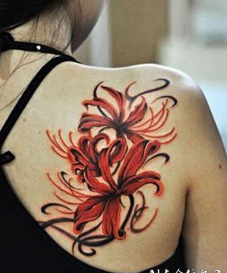 肩部个性女生彼岸花纹身图案