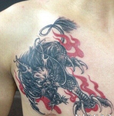 男生半甲胸部麒麟纹身图案线条分明