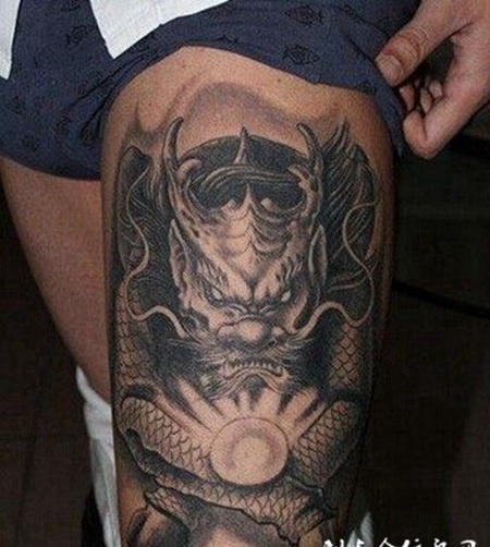 男生腿部个性烈火麒麟纹身图片