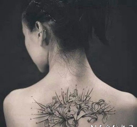 女生背部彩色彼岸花纹身图片