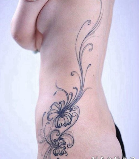 美女腰部性感彼岸花纹身图片时尚前卫