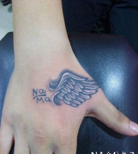 女生手背小半边翅膀纹身图案欣赏