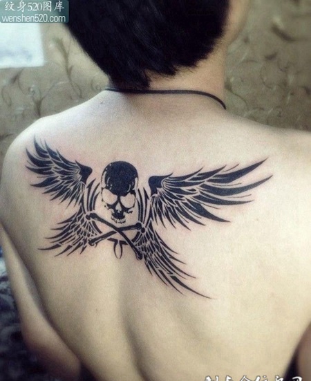 后背个性骷髅翅膀纹身图案欣赏