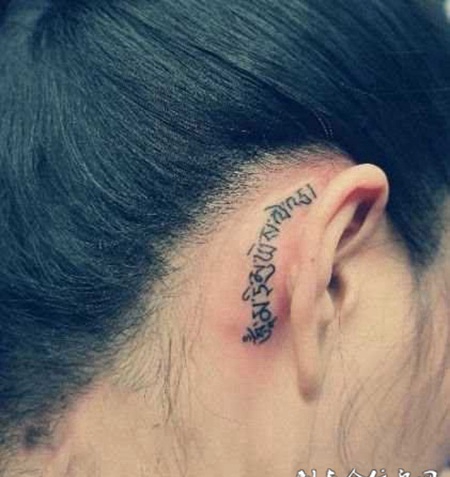女生耳背藏文字符纹身个性图案