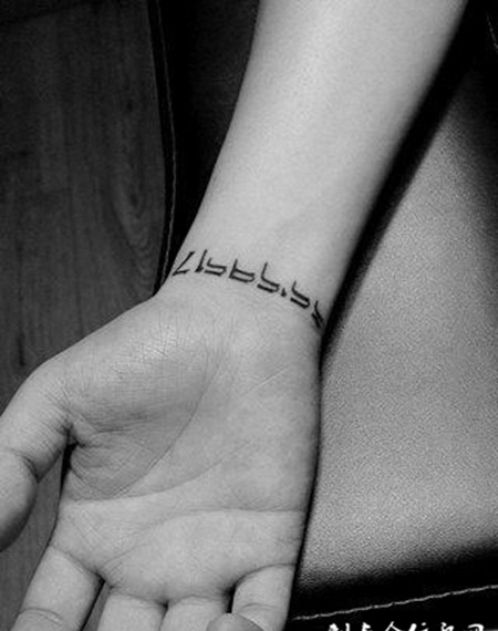 手腕藏文个性字符纹身图案效果图