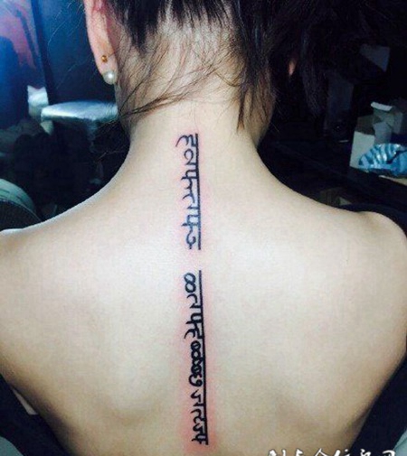 美女后背的藏文纹身图案作品