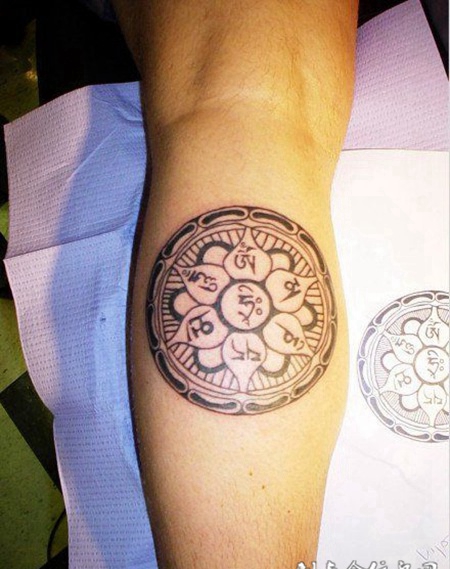 男生腿部藏文图腾纹身效果图片