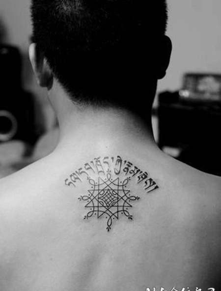 男生后颈简单藏文图腾艺术纹身