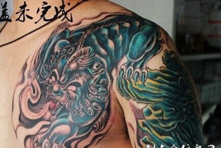 肩膀上的半甲貔貅图片纹身