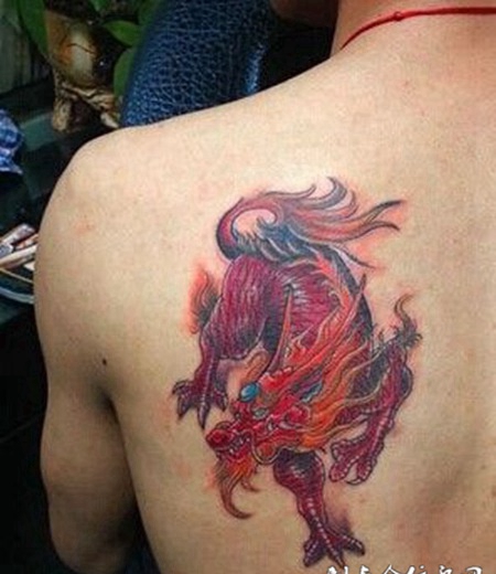 男生肩部麒麟简单纹身图片个性时尚